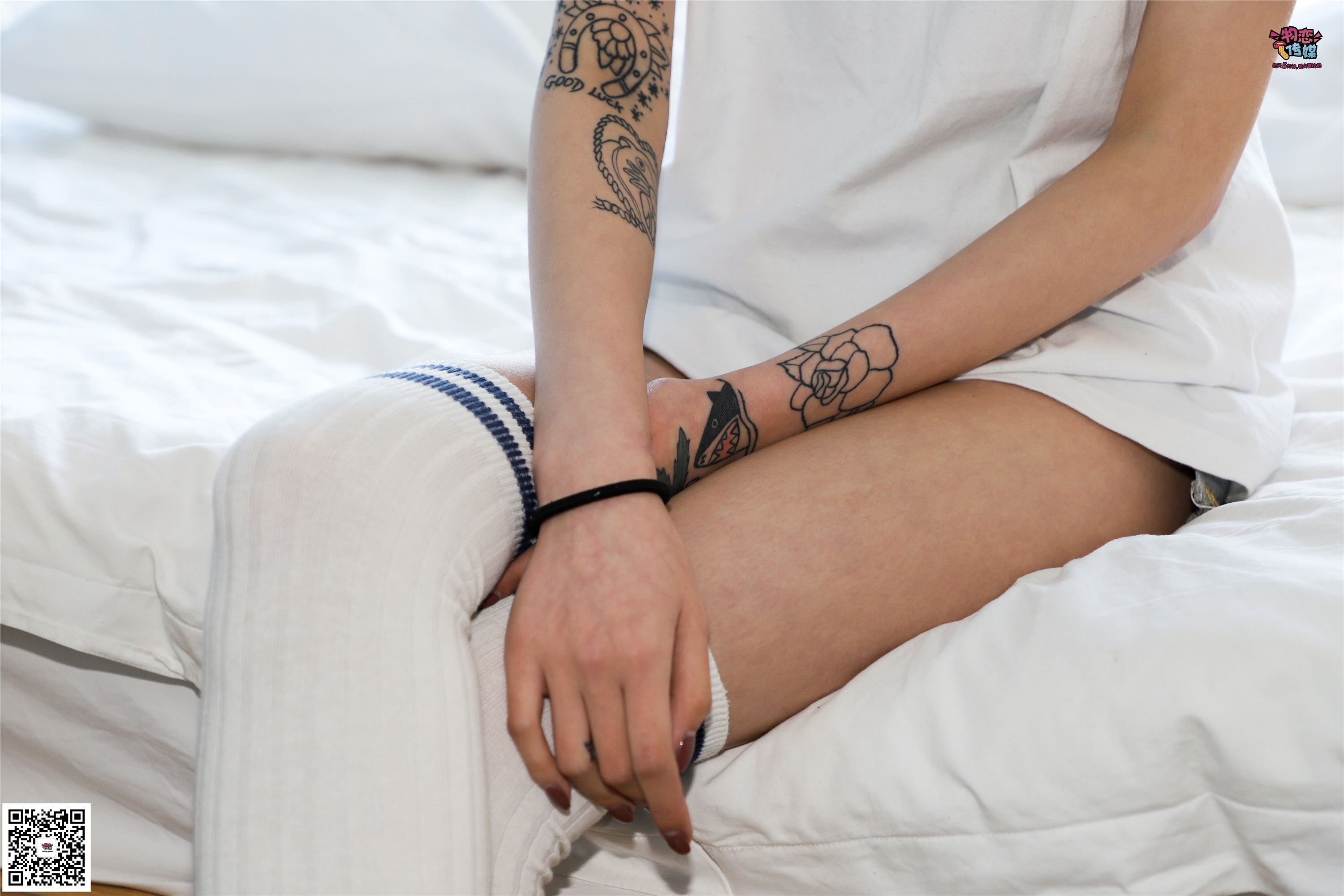 物恋传媒 No.002 酷酷的18岁黑丝少女，黑丝与白长筒袜的碰撞